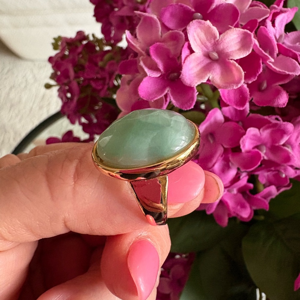 Elegant Gold and Green Ring